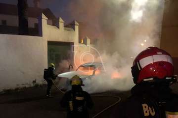 Un vehículo robado queda totalmente calcinado en el pueblo de Jinámar (Telde)/TA.